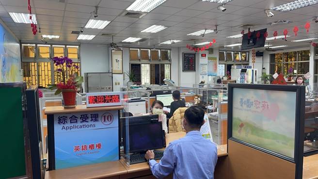 台中市府各地户政事务所陆续接到民眾洽询有关出境超过2年未入境，而被户籍径迁出国外等相关问题。（台中市府提供／卢金足台中传真）