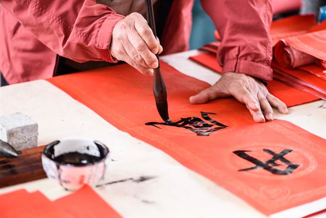 一名网友分享「超欢乐春联」，引发上千网友暴动。（图／shutterstock）