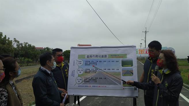 台南市长黄伟哲视察后壁农地重划区东西24、25、26路的农水路改善成果。（刘秀芬摄）