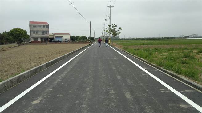 后壁农地重划区东西24、25、26路的农水路改善，路面升级成AC柏油路面。（刘秀芬摄）