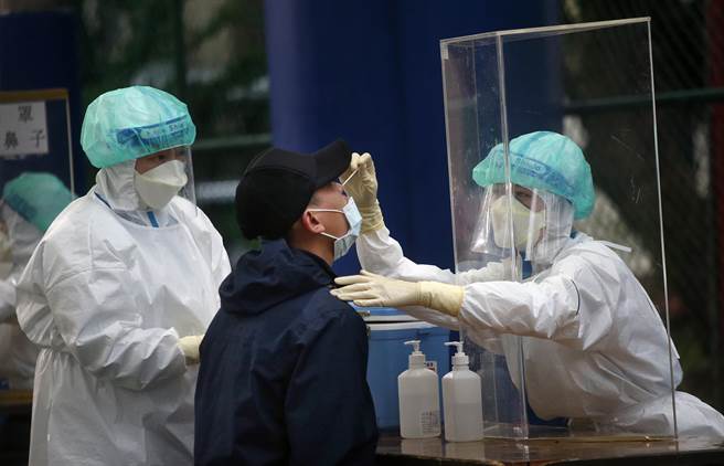 桃园市长郑文灿上午主持防疫会议说明，针对案18677越南移工匡列採检645人、龟山某科技大厂幼儿园父亲确诊案18614匡列採检348人皆为阴性，目前4条传播链轮廓都是清楚的，会用细胞简讯、定位资料逐一通知。图为民眾採检，非当事者。（范扬光摄）