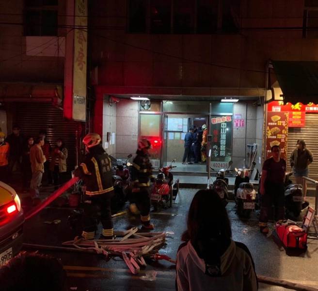 桃园市中坜1大楼发生火警，林姓老翁疑似逃生不及，消防送医后仍不治。（翻摄照片）