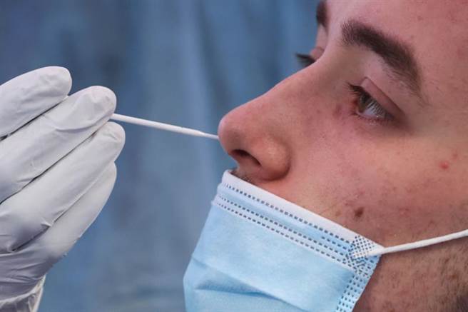 巴西26日新增22万4567例COVID-19（2019冠状病毒疾病）病例，创下大流行以来单日最高纪录，主因是变异株Omicron蔓延，让第一线医护人员疲于应付。(图/路透社)