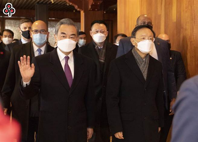 陆专家：王毅布林肯今年首次通话凸显中美双方再次强调各自红线。图为去年3月18日，中国国务委员兼外长王毅（前左）出席与美国国务卿布林肯等人中美高层战略对话。（中新社）