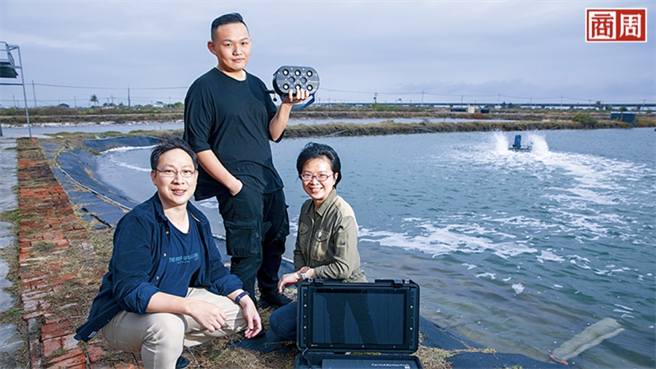 連唯証（左）與邱禹韶（右）離開科技大廠創業，與養殖業東林水產二代林裕綸（中）一拍即合，要透過AI加速產業升級。(郭涵羚)