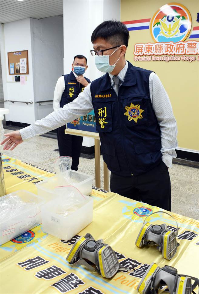 屏警破获制毒工厂，犯嫌戴防毒面具制毒。(林和生摄)
