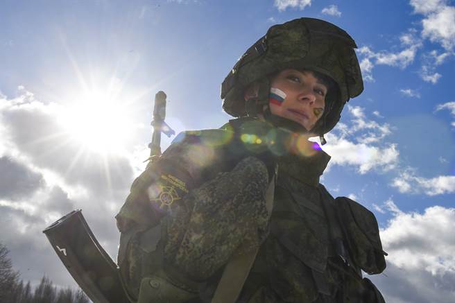 俄國五角大廈甚至每年舉行一次偽裝技能大賽，依據戰技等表現選拔最優秀的女兵。(圖/俄國國防部)