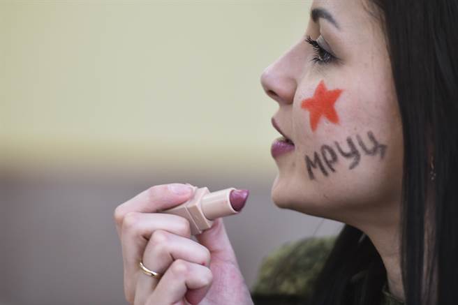 儘管巾幗不讓鬚眉，但軍方仍鼓勵她們勇於展現自己的女性特質。(圖/俄國國防部)