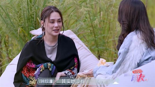 阿娇哽咽的回想起童年不快往事。（图/因为是朋友呀）