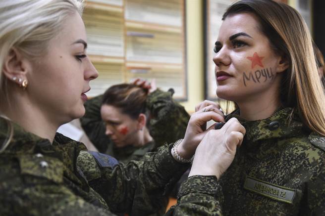 俄國五角大廈甚至每年舉行一次偽裝技能大賽，依據戰技等表現選拔最優秀的女兵。(圖/俄國國防部)