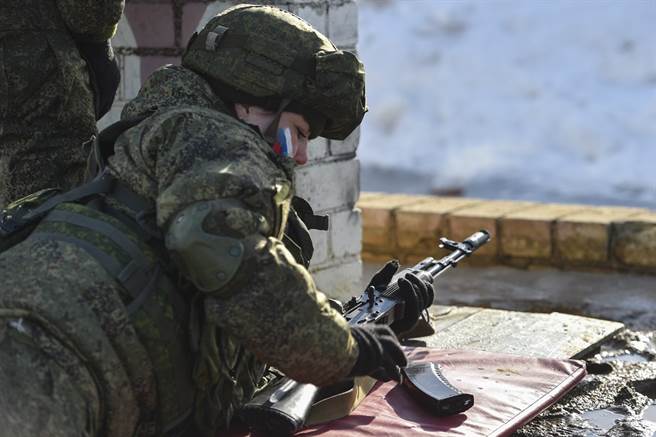 在2021年的選拔賽中，參賽的眾佳麗在臉上畫上偽裝，並參加一系列的戰術、戰技、射擊與體能競賽。(圖/俄國國防部)