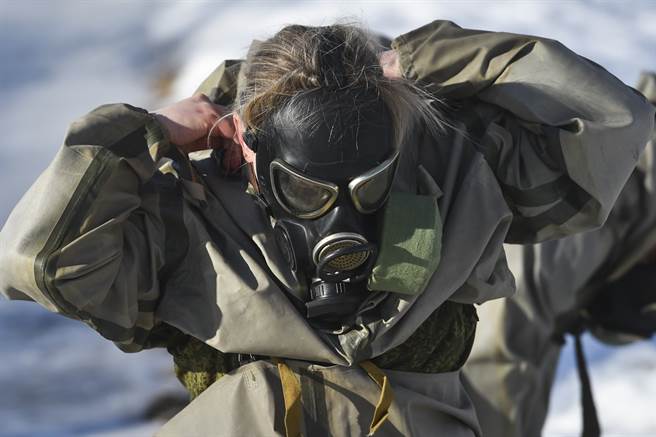 從過去的賽事來看，還包括化學攻擊發生，營區警報大響，女兵緊急進行核生化防護措施，抵禦化學與生物武器的進攻。(圖/俄國國防部)