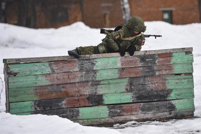 女兵翻越障礙物。(圖/俄國國防部)