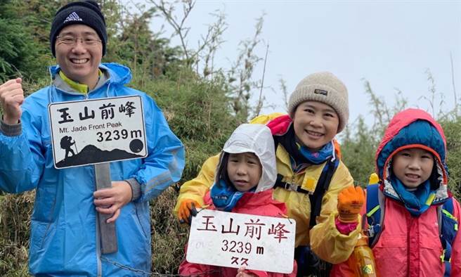 蔡依玲全家和一群喜爱户外活动的家庭组成的运动团体，每年都会选定一个锻炼挑战带孩子完成，图为全家一起挑战攀登玉山。(图／蔡依玲提供)
