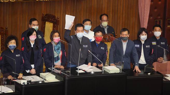 立法院临时会28日为最后一天，院会继续审议今年度中央政府总预算案，不过，在表决时却发生插曲，国民党立委表示收到讯息，同一时间总统府召开国安会议，将宣布开放日本核食进口，批评民进党大玩两面手法，愤而占领主席台中断院会，总召费鸿泰（中）并手持倒阁连署提案书，扬言只要通过就发动倒阁。（张铠乙摄）