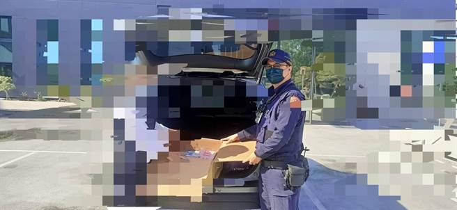 台中市南屯區黎明派出所近日接獲2家公司行號至派出所申請護鈔勤務。（民眾提供／盧金足台中傳真）