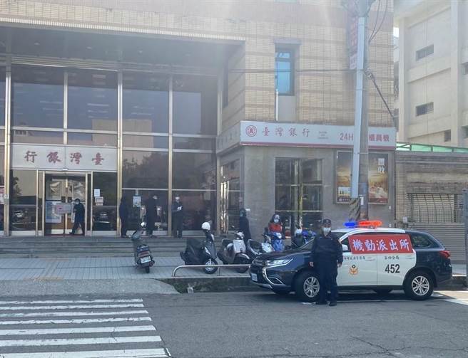黎明派出所轄內因為有很多金融單位，民眾申請護鈔機會大幅增加。（民眾提供／盧金足台中傳真）