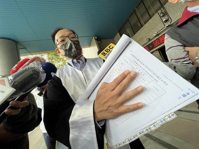 鄺男律師與鄺男自行比對基因序列，認為女童非他親生。（袁庭堯攝）