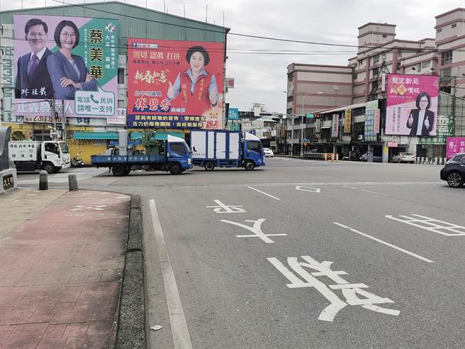 民进党台中大里雾峰市议员初选，掀三姝争霸战，重要路口选举看板已高挂，左边是林佳龙子弟兵蔡美华、右边是前议员张芬郁，中间夹了个国民党的林碧秀。（黄国峰摄）