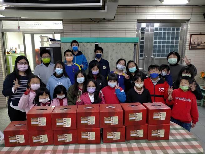 新北市小卫星课后陪伴照顾据点的儿少收到年菜开心得比YA。（新北市社会局提供）
