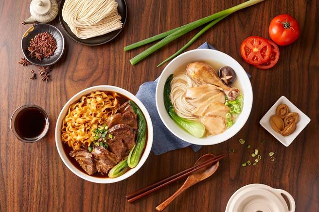 台北西华饭店宣布，特别推出常温包装、可覆热即食的牛肉麵、鲍鱼鸡腿麵。（西华提供）