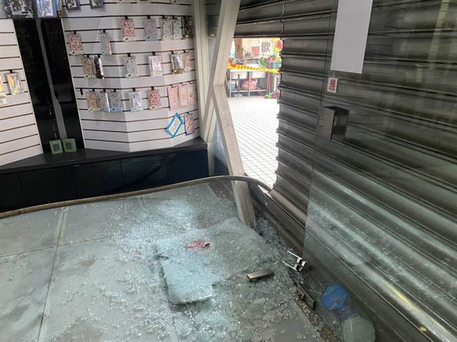 桃园市桃园区中平路今天早上1间手机行疑似瓦斯钢瓶发生气爆，31岁钟姓民眾受困获救。（翻摄照片）