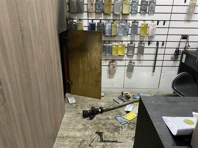 桃园市桃园区中平路今天早上1间手机行疑似瓦斯钢瓶发生气爆，31岁钟姓民眾受困获救。（翻摄照片）