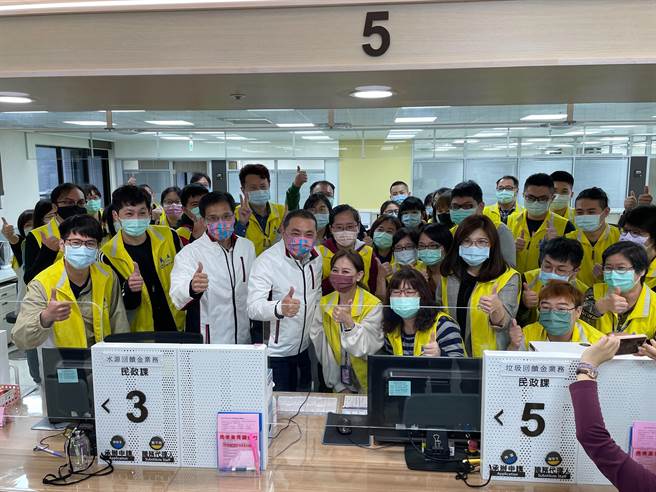 農曆新年將至，新北市長侯友宜今（28日）上午特別前往新店行政園區慰勞第一線同仁。（葉書宏攝）