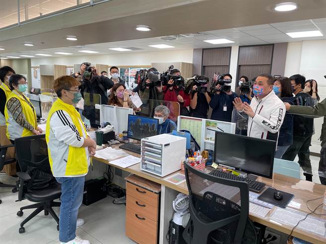 農曆新年將至，新北市長侯友宜今（28日）上午特別前往新店行政園區慰勞第一線同仁。（葉書宏攝）