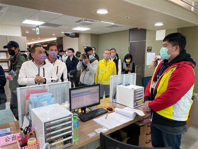 農曆新年將至，新北市長侯友宜今（28日）上午特別前往新店行政園區慰勞第一線同仁。（葉書宏攝）