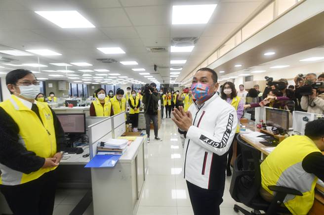 農曆新年將至，新北市長侯友宜今（28日）上午特別前往新店行政園區慰勞第一線同仁。（葉書宏攝）