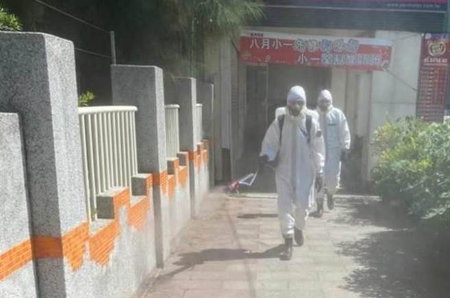 松山區幼兒園老師有到補習班兼課，裡面有4位學生、1位教職員昨天確診。圖為消毒畫面。（本報資料照片）