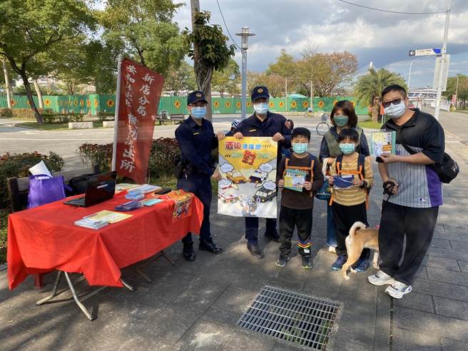 新北市新店警分局設置「機動派出所」服務民眾。（新店警分局提供）