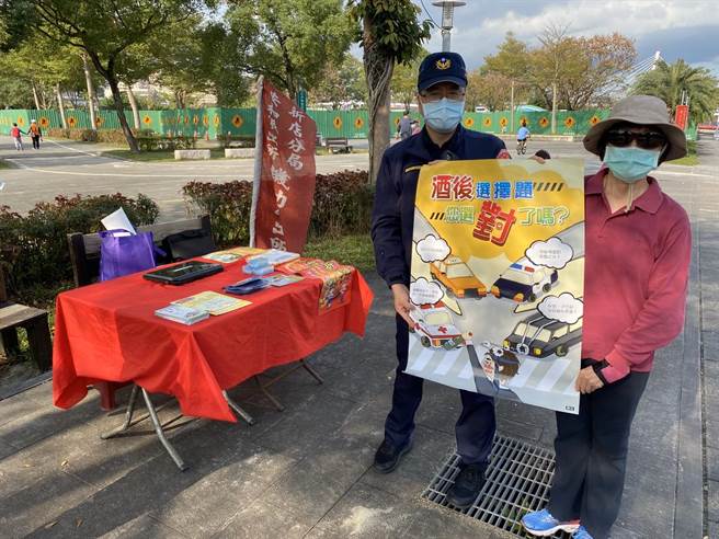 新北市新店警分局設置「機動派出所」服務民眾。（新店警分局提供）