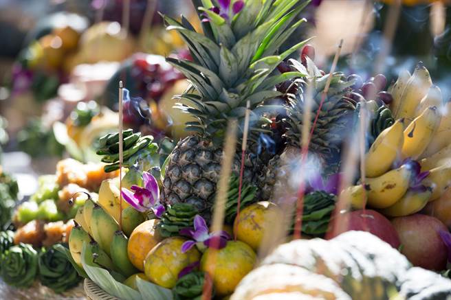 許多民眾在過年會準備水果來祭拜神明和祖先，可參考五大吉利水果網路聲量排行，以及過年拜拜五大禁忌水果有哪些。（示意圖／shutterstock）
