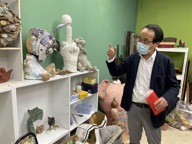 卫武营都会公园三连栋中的R栋已由在地的南风剧团于1月正式进驻，高雄市副市长林钦荣28日特地前往视察剧团进驻情形，期许能够藉此为高雄带来文化新力量。（洪浩轩摄）