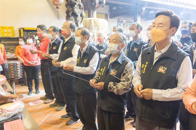 万和宫辛丑牛年谢斗法会，董事长萧清杰率领董监事行上香礼。（万和宫提供／卢金足台中传真）  