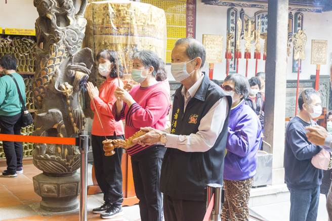 万和宫谢斗法会，董事长萧清杰虔诚参拜。（万和宫提供／卢金足台中传真）