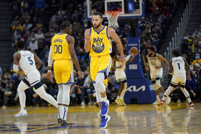 柯瑞在投进三分球后，兴奋跳起庆祝。(美联社)