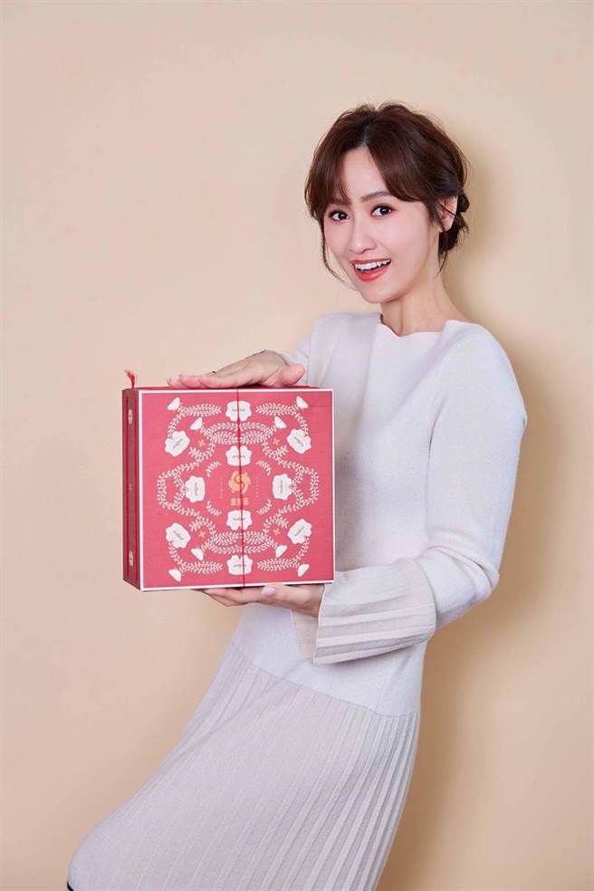 吴姗儒中式喜饼曝光。（容易文创提供）
