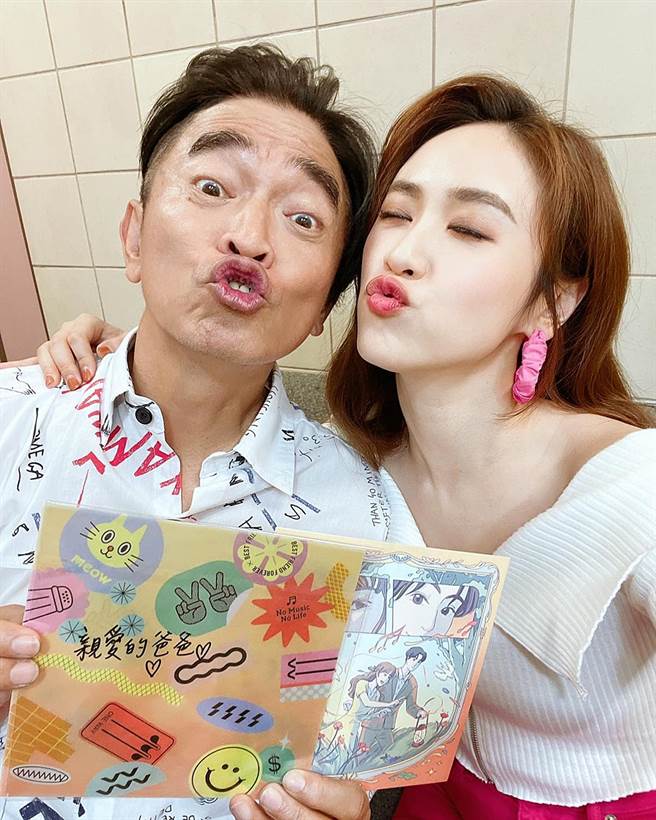 吴宗宪先前拿到女儿喜帖相当感动。（图／翻摄自吴宗宪 Jacky Wu脸书）