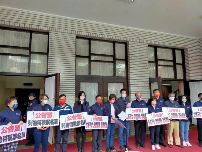 國民黨團今天舉行記者會，質疑公民監督國會聯盟立場不公、評鑑偏頗、混淆視聽，昨天內部決議，將公督盟列為待觀察名單，即日起39位國民黨立委將不再提供資料給公督盟，拒絕被公督盟品頭論足。（趙婉淳攝）