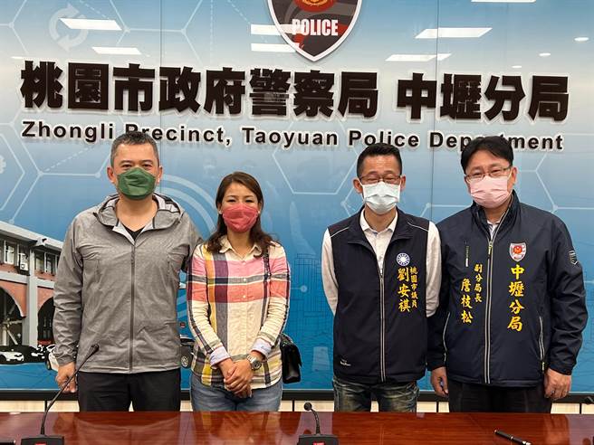 劉姓婦人(左二)感謝中壢警方完成她多年尋找弟弟心願。(楊宗灝翻攝)