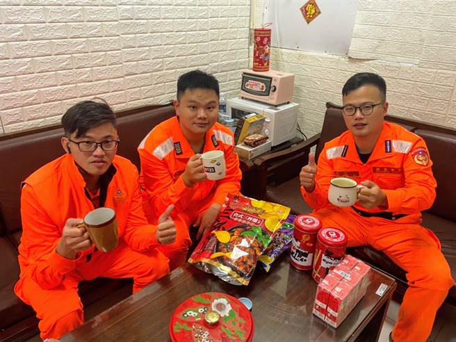 我国北方三小岛，海巡署都有少数官兵驻守，都只有3到4人，在除夕晚上，他们都只能顶东北风围炉守土。(海巡署提供)