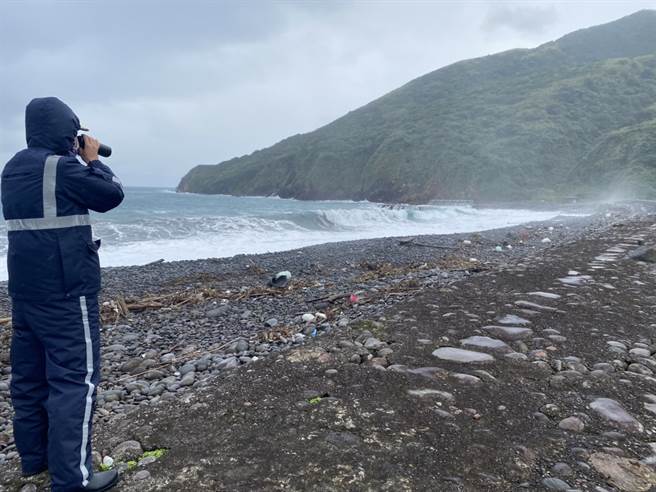 我国北方三小岛，海巡署都有少数官兵驻守，都只有3到4人，在除夕晚上，他们都只能顶东北风围炉守土，还时时要负责守望岸际安全。(海巡署提供)