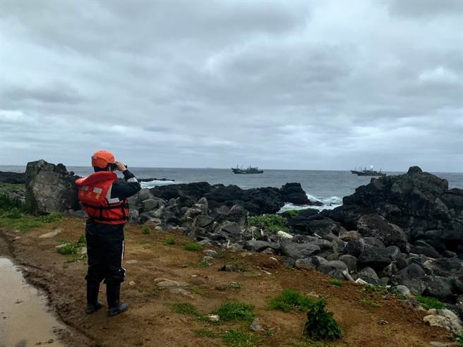 我国北方三小岛，海巡署都有少数官兵驻守，都只有3到4人，在除夕晚上，他们都只能顶东北风围炉守土，还时时要负责守望岸际安全。(海巡署提供)