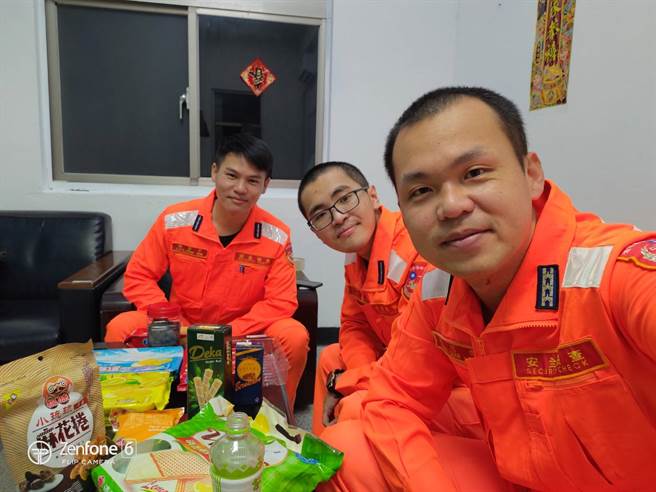 我国北方三小岛，海巡署都有少数官兵驻守，都只有3到4人，在除夕晚上，他们都只能顶东北风围炉守土。(海巡署提供)