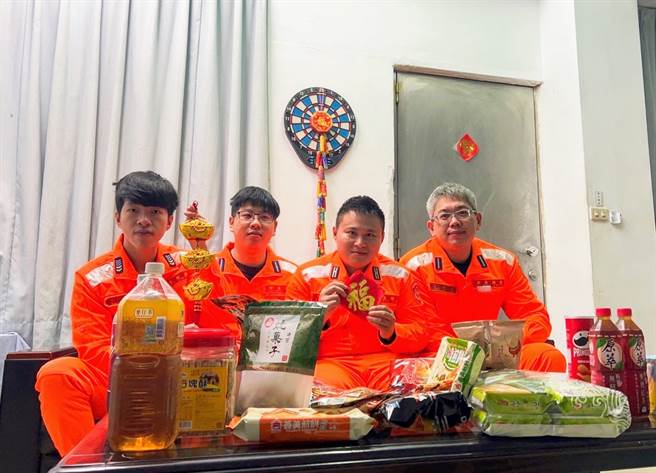 我国北方三小岛，海巡署都有少数官兵驻守，都只有3到4人，在除夕晚上，他们都只能顶东北风围炉守土。(海巡署提供)