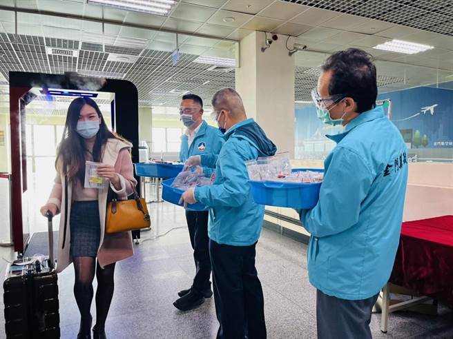 杨镇浯县长率队在机场迎接返乡旅客，现场分送快筛试剂。（金门县府提供）