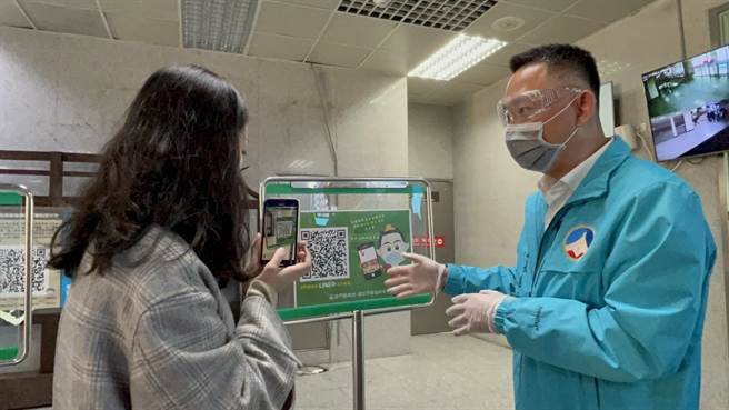 杨镇浯县长向乡亲说明扫瞄QRODE，依说明即可自行在家简单操作，确保快筛结果的正确性。（金门县府提供）